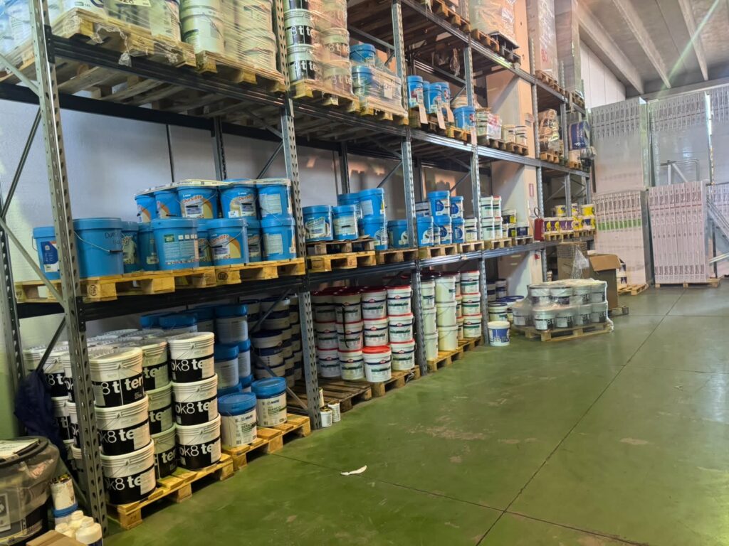 Scaffali di pitture e rivestimenti in pronta consegna nel magazzino Edilcompany