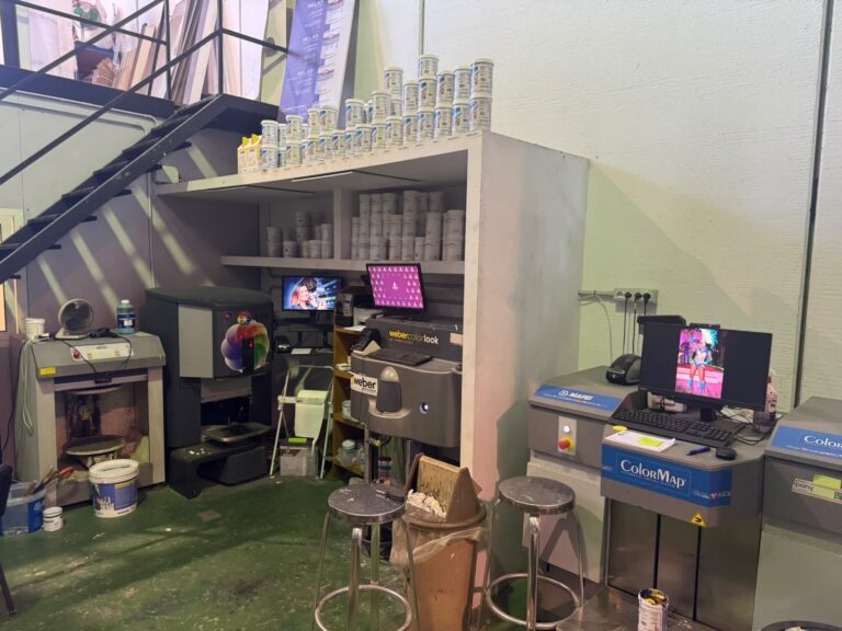 Postazione tintometrica del colorificio Edilcompany con Weber Color Look e Mapei ColorMap